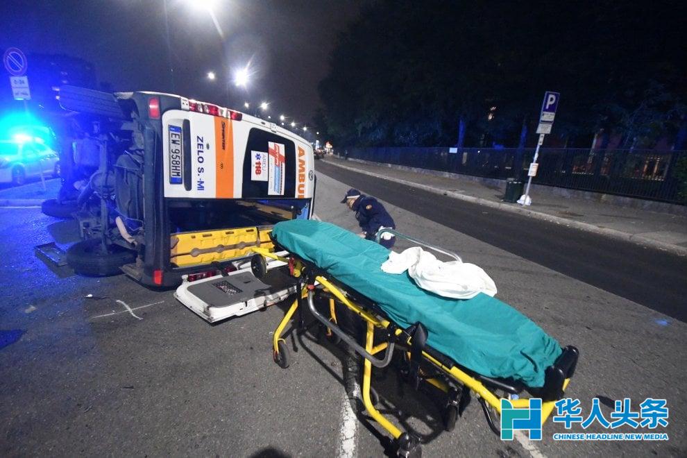 米兰一救护车被撞成四脚朝天,事故造成六人受伤