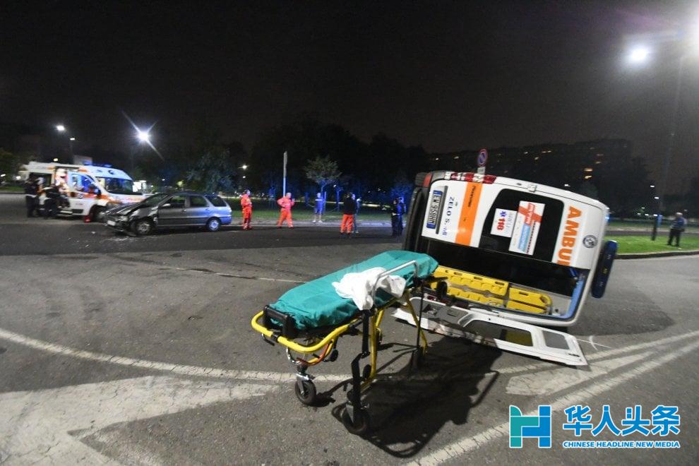 米兰一救护车被撞成四脚朝天,事故造成六人受伤
