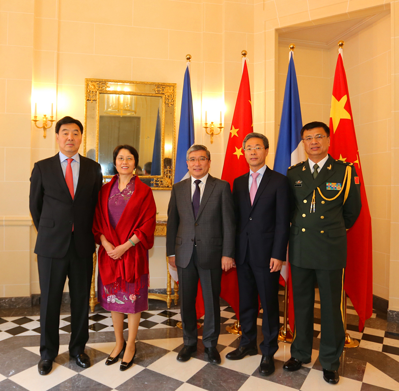 翟隽大使及夫人王新霞,关键公使,黄巍公参,周琪武官在门口迎候来宾.