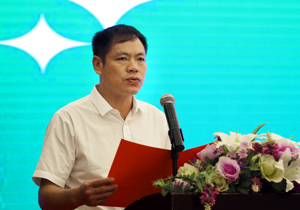 中共灌阳县委书记陆桂弟在论坛上致辞.