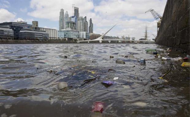 布市puerto madero水污染问题严重,大量垃圾漂浮水面