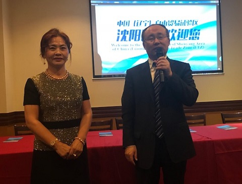 沈阳市人民政府副秘书长陈佳标致词,左为美国东北总商会会长路霞.