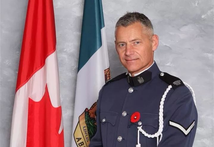 (11月6号)中午在阿波斯福枪击事件不幸牺牲的警员是约翰·戴维森(john