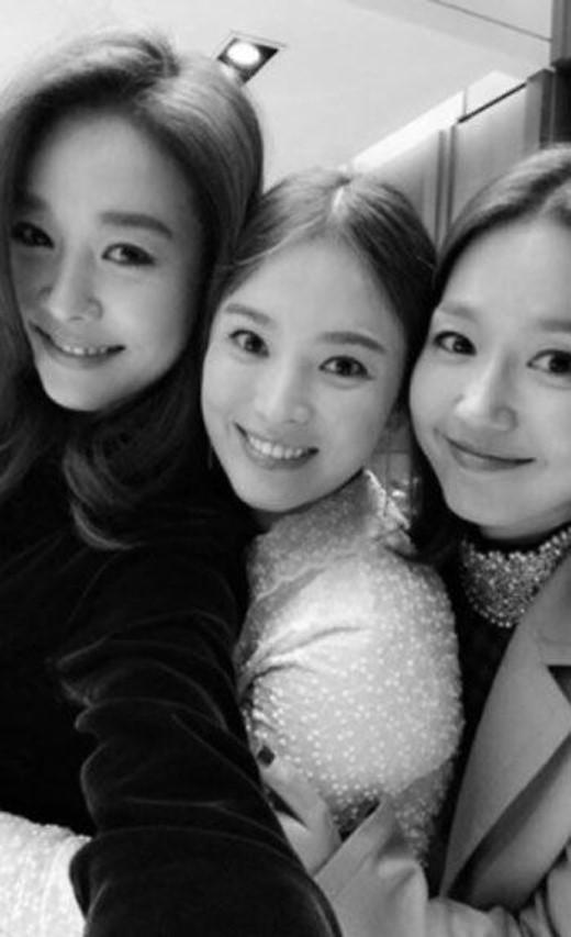 宋慧乔公开与闺蜜合影 20年友情不变惹人羡