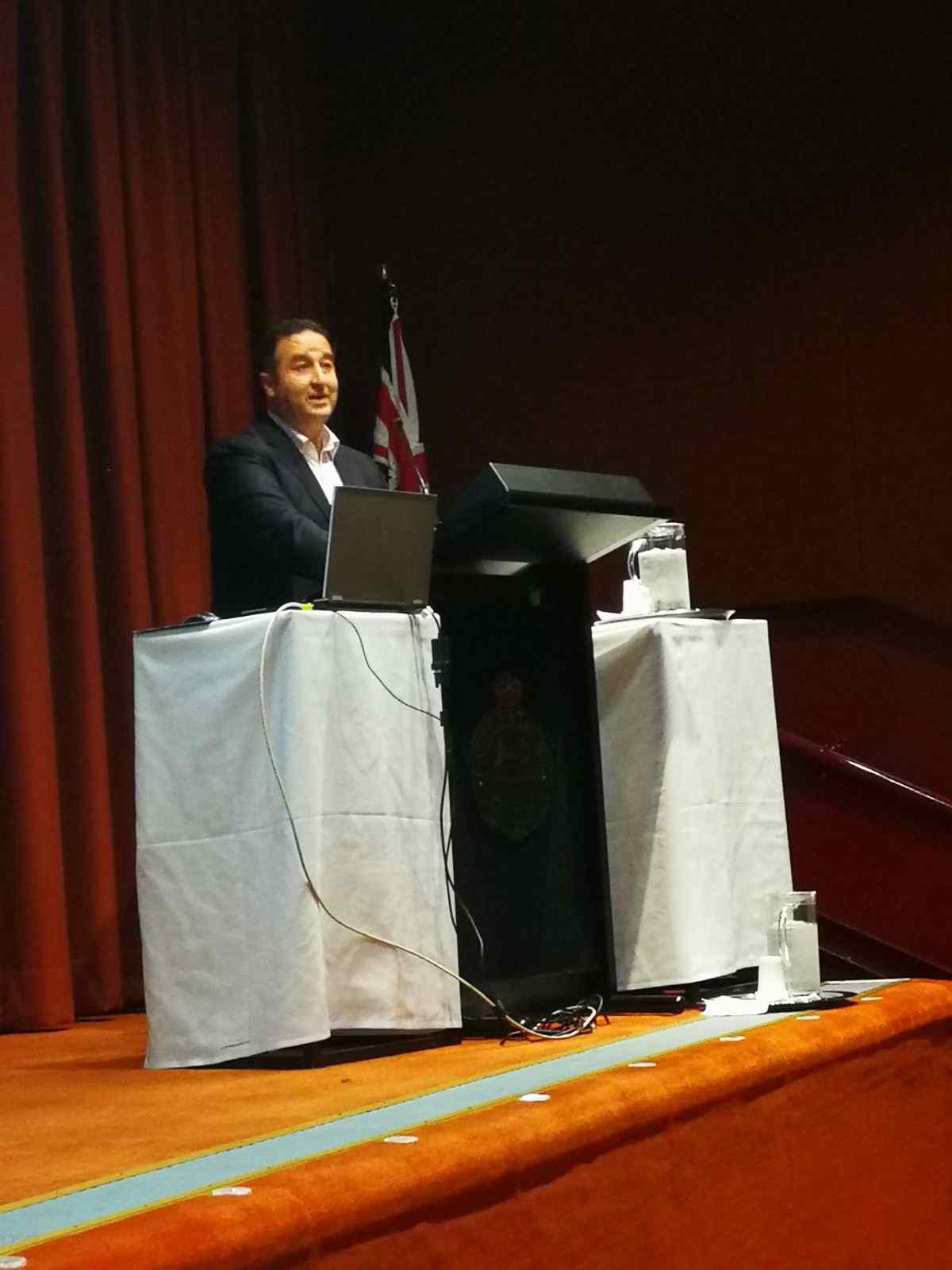 藏传高僧十五世热腾仁波切公益演讲在新州议会举行