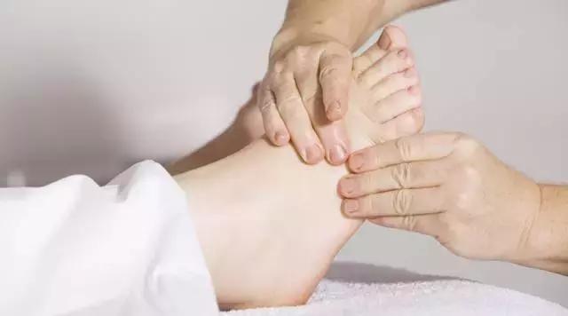 父母无法理解,从澳大利亚留学回来的女儿,做了一名按摩师