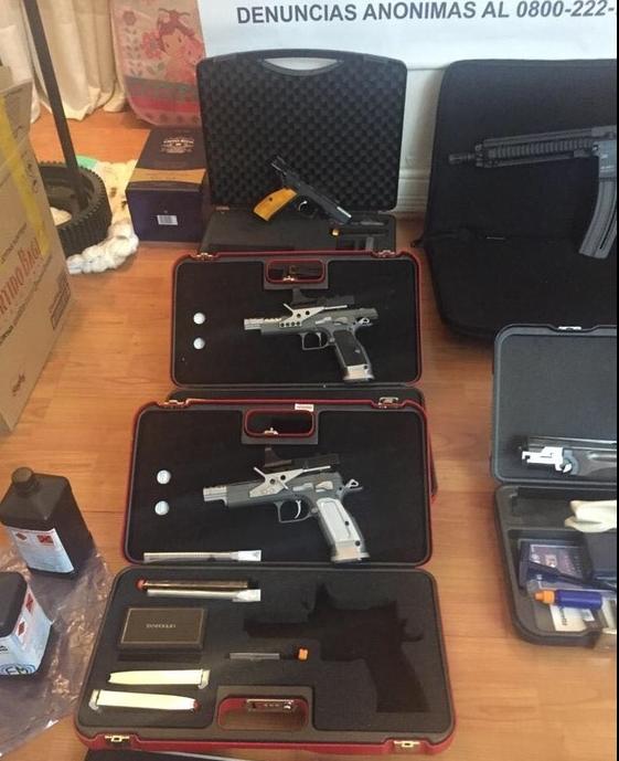 警方捣毁以中国人为首的走私团伙 缴获大量军火和现钞