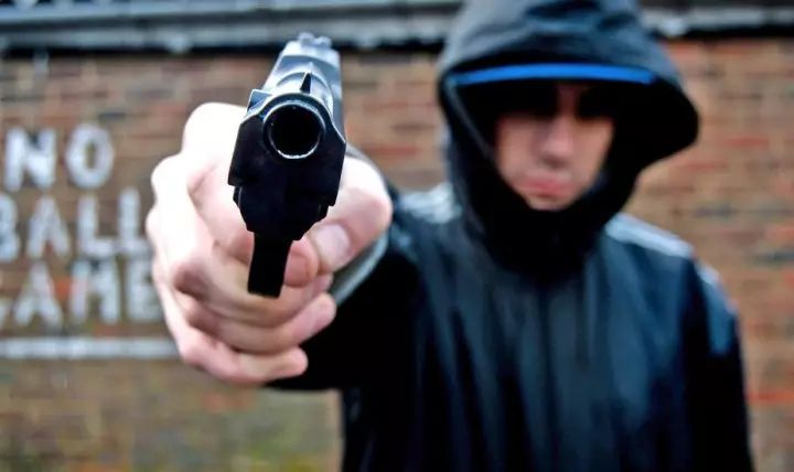 年底岁末美国抢劫猖狂,曝新手法碰瓷型"撞后抢",已有华人中招!