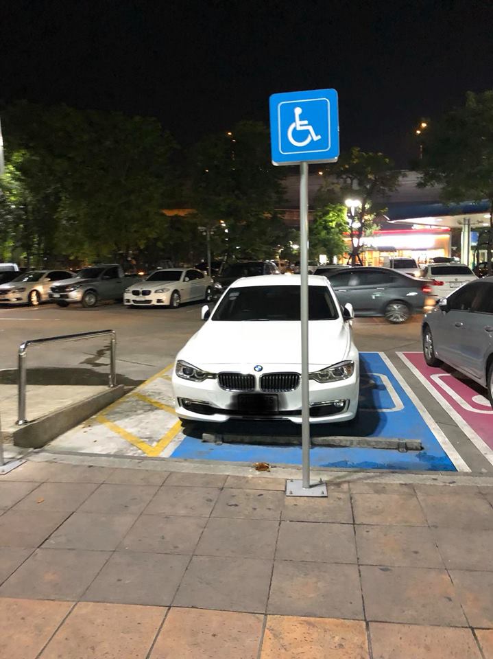 豪华汽车占据残疾人车位被网友批评车主脑残