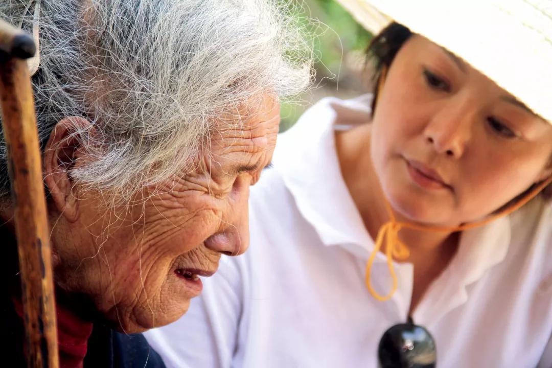 袁立在安慰尘肺病家属