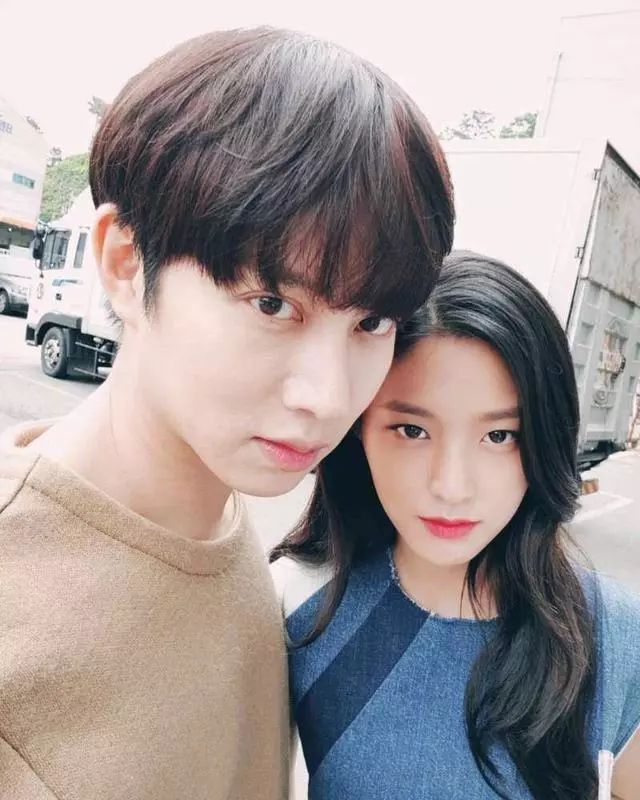 韩国爱豆界的人脉王!和女爱豆牵手拥抱却不会被传绯闻的奇男子!