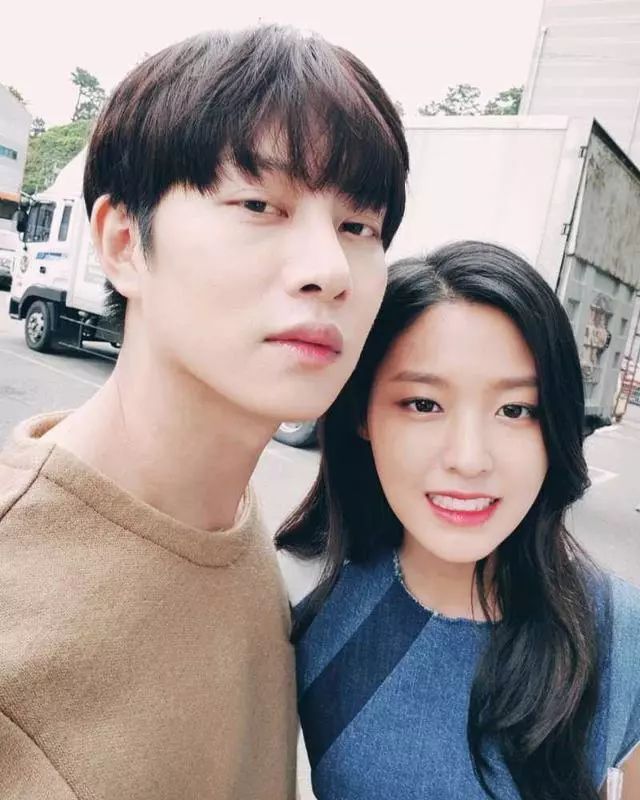 韩国爱豆界的人脉王!和女爱豆牵手拥抱却不会被传绯闻的奇男子!