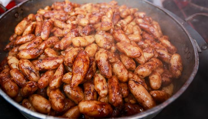 这是福建武夷山市特色小吃"鬼籽",新鲜出炉热气腾腾.