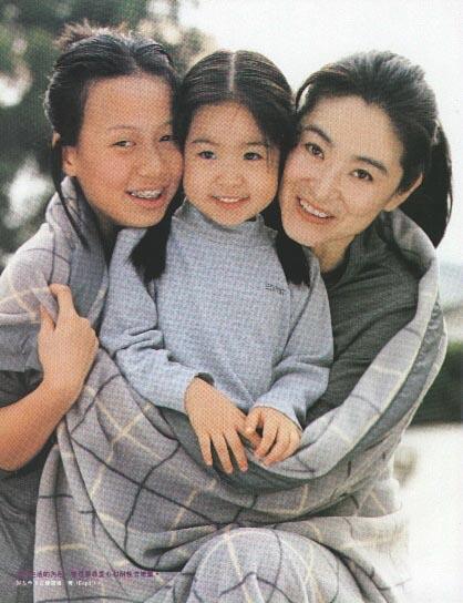 41岁金喜善捂着女儿不让见?"大长今"吃防腐剂女儿也气质超群!