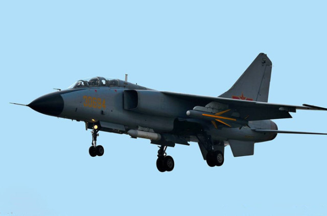 中国歼轰7有多强?曾性能碾压f4,如今战力依旧不减当年