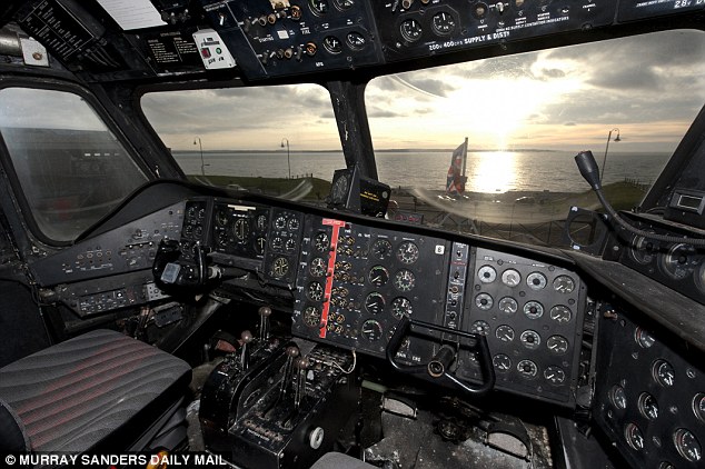 印度机长和副驾驶飞行途中打架 不顾3百乘客安全双双离开驾驶舱