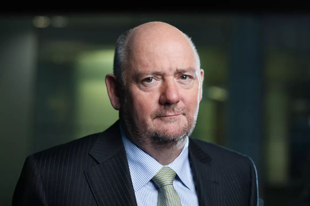 分别是全球最大餐饮集团compass的ceo richard cousins,及他的全家