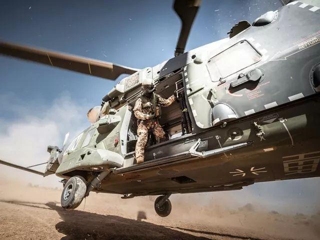 2月,第一架 nh90 直升机降落在马里,加入那里的德国维和部队,执行救护