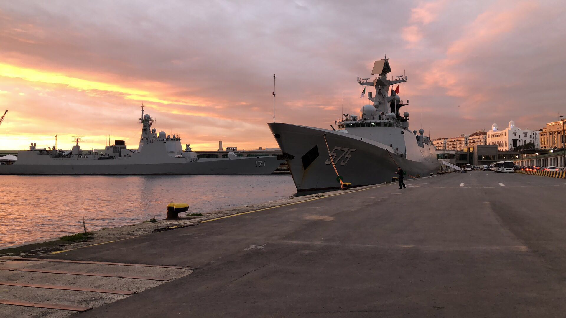 有幸参观祖国最新型导弹护卫舰"岳阳号"导弹驱逐舰"海口号",阿尔及利