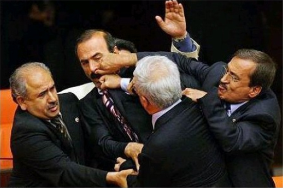 墨西哥议会打架场面.