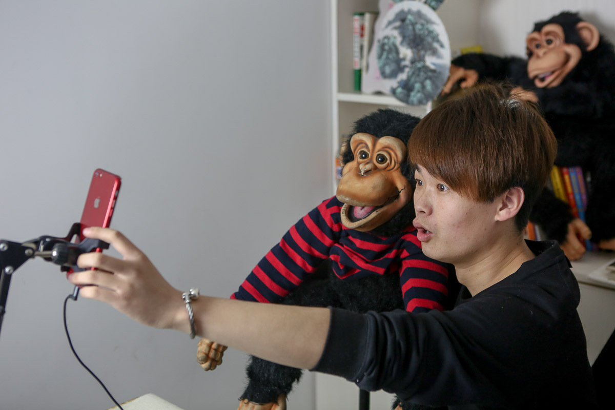 石家庄小伙用腹语在地铁撩妹 靠直播月入两万