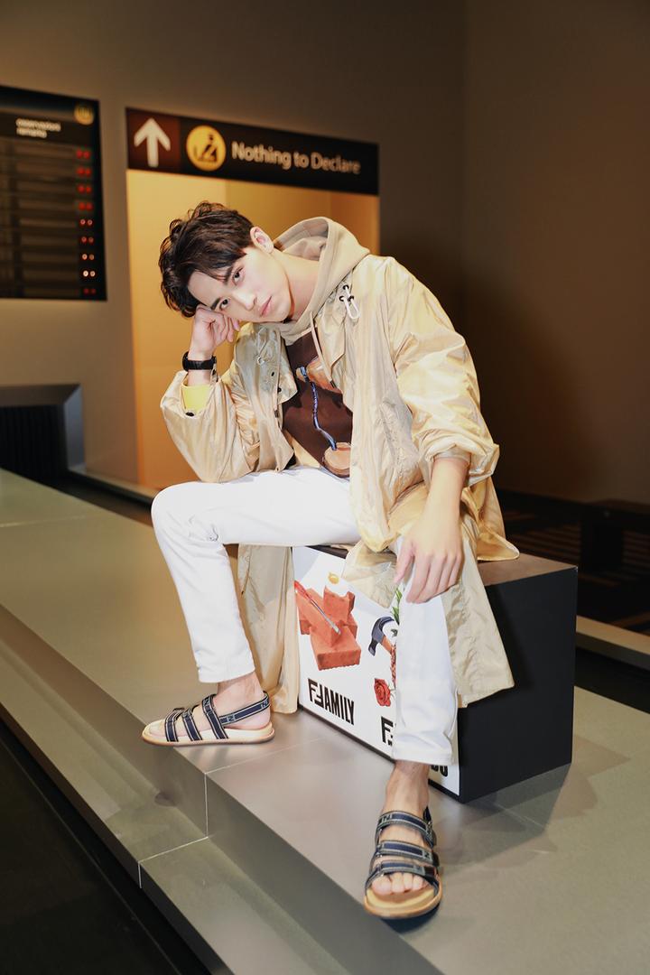 许魏洲凉鞋看秀帅气冻人 秀后立刻 "泡脚"养生