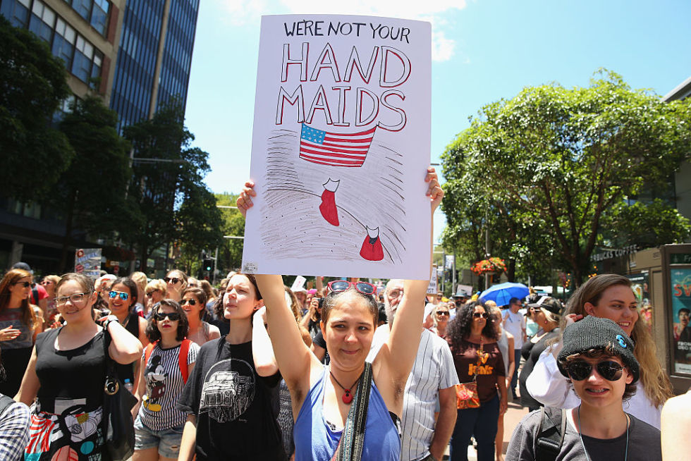 悉尼千名女性走上街头,声援美国的女性平权运动.