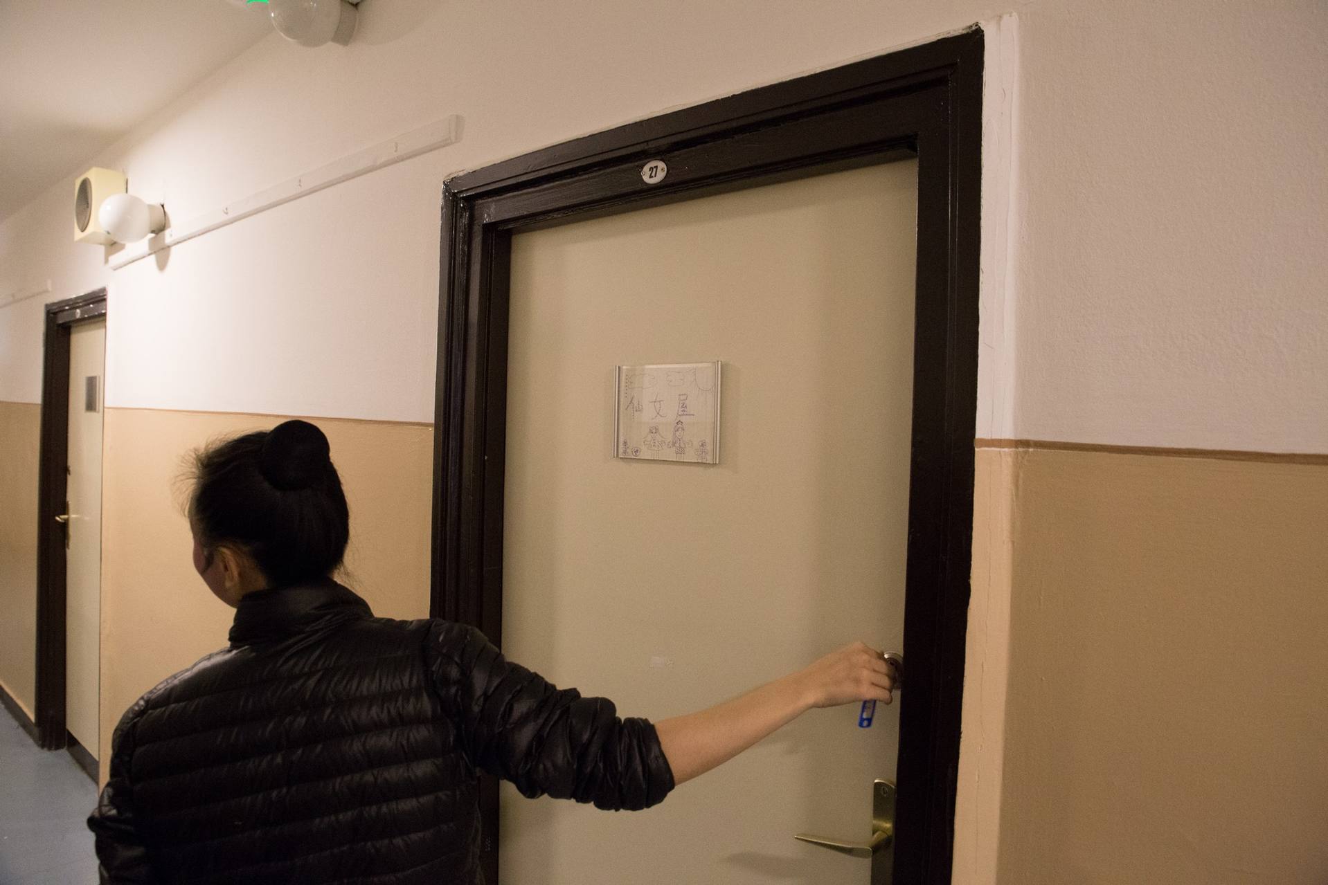 宿舍朴素且温暖,演员们还算满意.