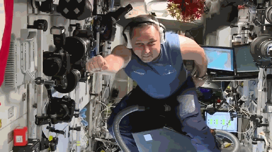 动图,俄宇航员在国际空间站内骑吸尘器飞行,太空失重条件下,显得非常