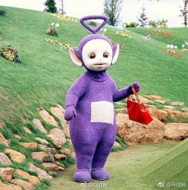 据英国卫报报道,在《天线宝宝》中扮演"丁丁"(tinky winky)的英国演员