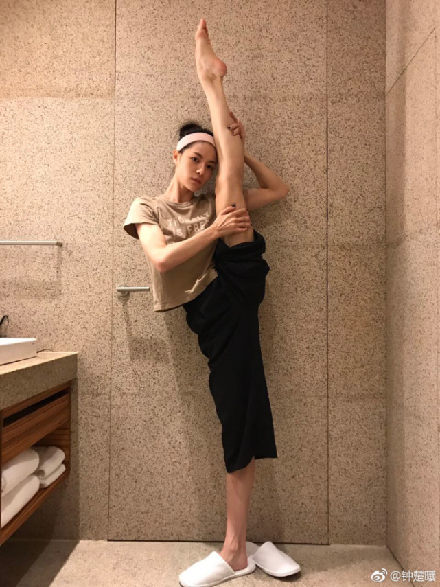 凭借《芳华》精彩绽放,冯女郎钟楚曦生活中同样出尘脱俗