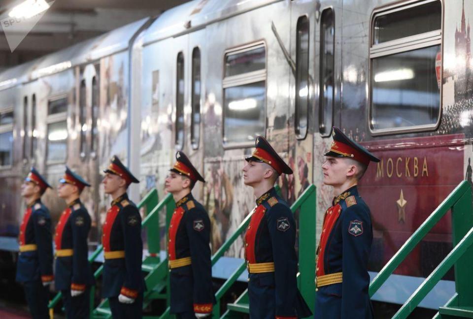 这是学员礼兵与即将发车的"胜利列车".