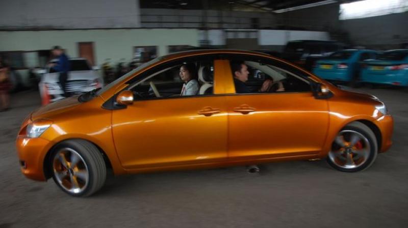 印尼老大爷设计出前后都能开的"双头车",刚上路就被交警查了