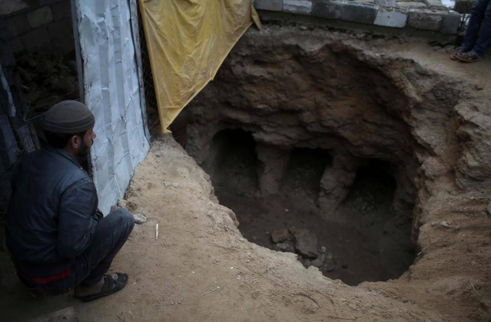 一场大雨后,巴勒斯坦男子家现9个2000年前古罗马墓洞