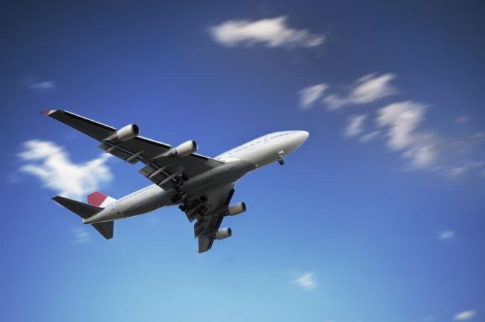 高空 一位澳洲女留学生犹豫再三 她走向患病老人后 做了一件让全飞机