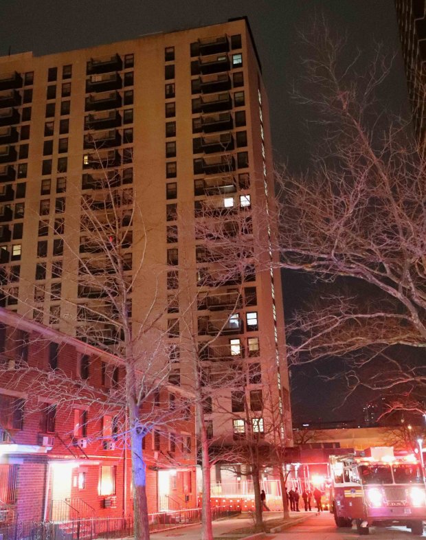 家爬上窗台并坠楼,摔下了6层楼的高度,最后坠落到二楼窗外的脚手架上