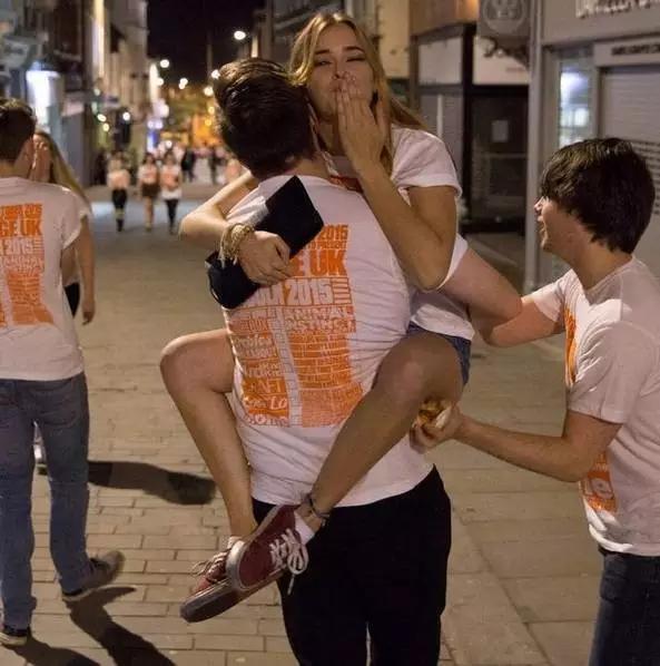 在酒吧里喝醉也是违法的