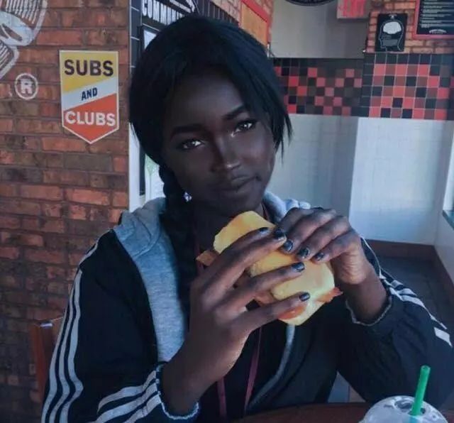 非洲姑娘虽然黑但颜值高啊,谁说的一白遮百丑的