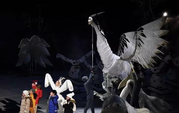 所以,当我看到熊女出现时,就断定会有"鸟人",果然,屏幕上真出现一个半