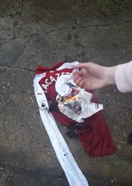 未登顶英超衣服没了!枪迷怒烧拉卡泽特球衣泄愤