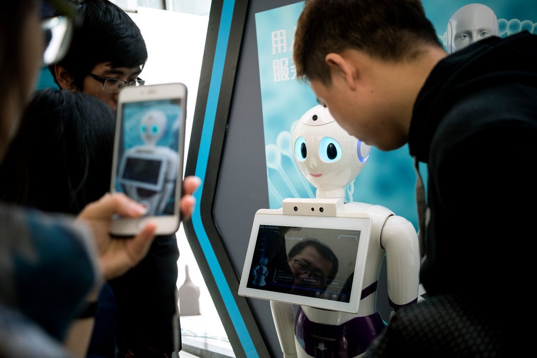 科大讯飞11月在北京举行的人工智能会议上展示的医疗护理机器人.