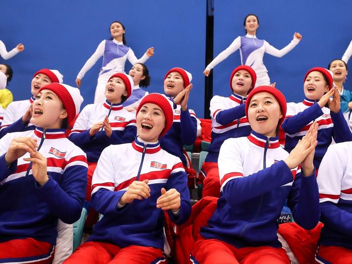 养眼!美女拉拉队助威朝韩冰球联队 激动落泪(组图)