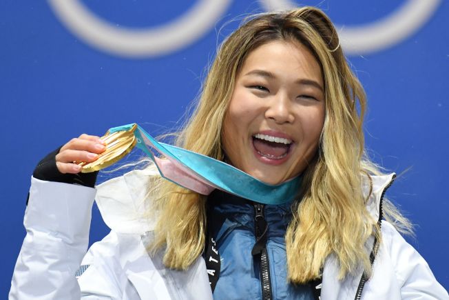 17岁的美国队韩裔选手金善(chloe kim)在女子单板滑雪半管赛项目