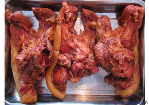 红红的煤球里插着一根铁棍子,就看见母亲用那烧红的铁棍子烫猪头脸上