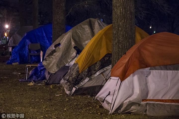 纽约持续低温 流浪者露宿街头捱寒冬(高清组图)