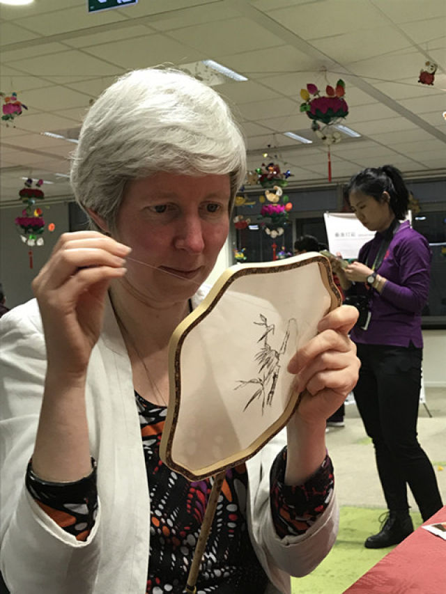 2月19日,海牙,一位外国女士在学习刺绣.(新华社记者刘芳摄)