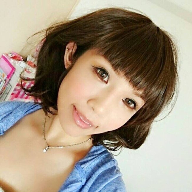 曾为天才滑雪板少女的今井,现转型当艺人.