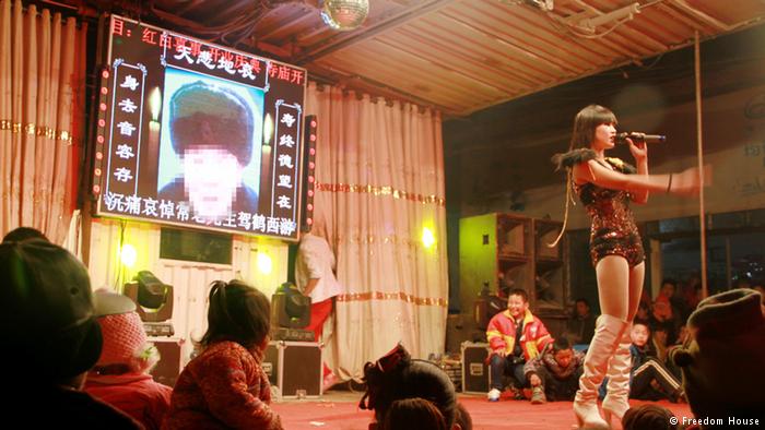 de)关注了中国丧葬领域多年来的一个奇怪现象--在葬礼上的脱衣舞表演.