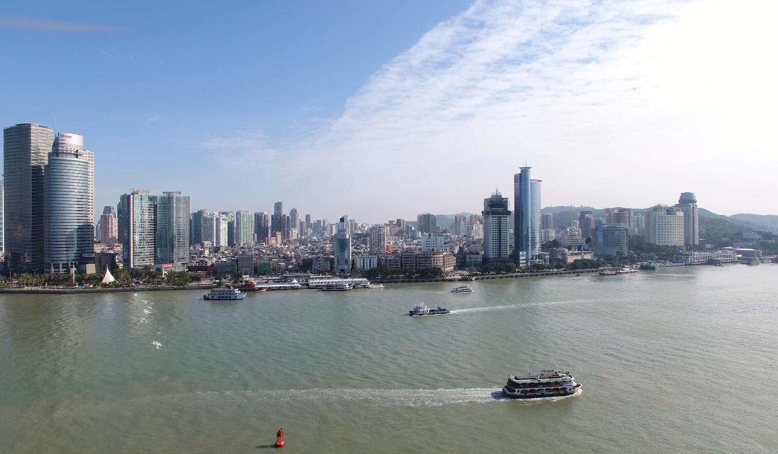 在 厦门,玩法很多,可以骑单车环岛,吹着海风眺望金门岛,也可以放慢