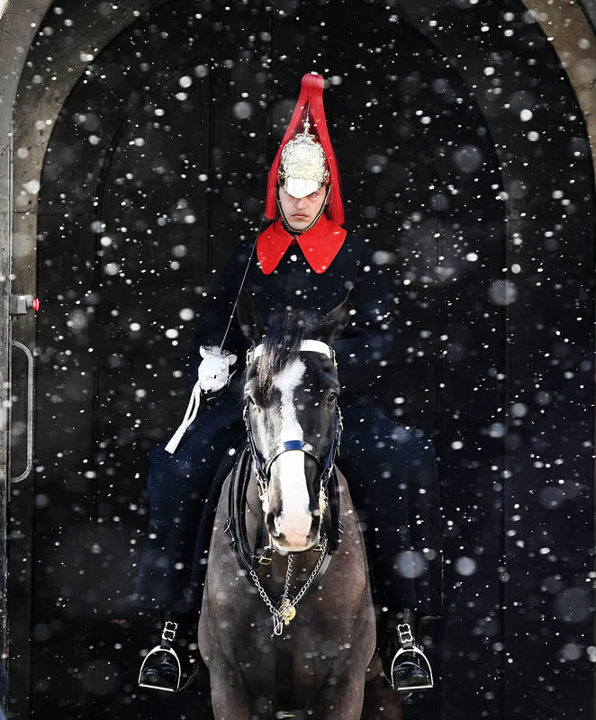 2月26日,在英国伦敦,一名皇家骑兵在大雪中站岗.新华社/欧新